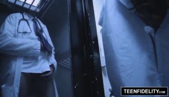 Kinky Babe Masturbates in the Shower!